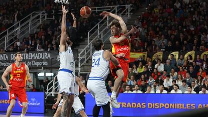 Juan Núñez pasa el balón ante la defensa del base italiano Riccardo Moraschini durante el partido entre España e Italia, de las ventanas FIBA, en Cáceres este domingo.