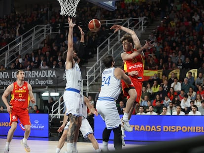 Juan Núñez pasa el balón ante la defensa del base italiano Riccardo Moraschini durante el partido entre España e Italia, de las ventanas FIBA, en Cáceres este domingo.