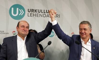 El presidente del PNV Andoni Ortuzar (i) y el lehendakari Iñigo Urkullu celebran la victoria electoral en la sede central del PNV en la capital vizcaína.