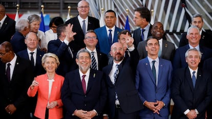 La presidenta de la comisión, Ursula von der Leyen, el del Consejo, Charles Michel, el presidente español, Pedro Sánchez, el de Argentina, Alberto Fernández, del de Países Bajos, Mark Rutte, el de Finlandia, Petteri Orpo, el canciller de Alemania, Olaf Scholz y el primer ministro de San Vicente y Granadinas, Ralph Gonsalves