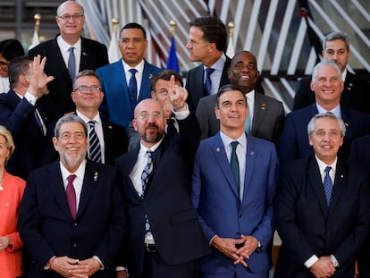 La presidenta de la Comisión Europea, Ursula von der Leyen, el del Consejo, Charles Michel, el presidente español, Pedro Sánchez, el de Argentina, Alberto Fernández, del de Países Bajos, Mark Rutte, el de Finlandia, Petteri Orpo, el canciller de Alemania, Olaf Scholz y el primer ministro de San Vicente y Granadinas, Ralph Gonsalves, durante la cumbre UE-Celac en Bruselas.