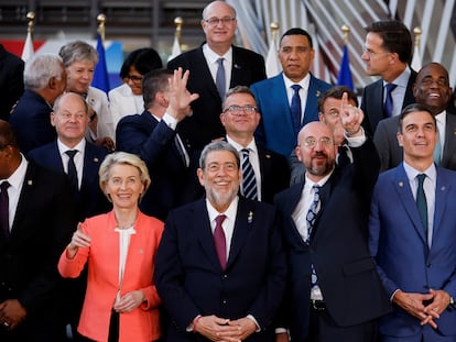 La presidenta de la comisión, Ursula von der Leyen, el del Consejo, Charles Michel, el presidente español, Pedro Sánchez, el de Argentina, Alberto Fernández, del de Países Bajos, Mark Rutte, el de Finlandia, Petteri Orpo, el canciller de Alemania, Olaf Scholz y el primer ministro de San Vicente y Granadinas, Ralph Gonsalves