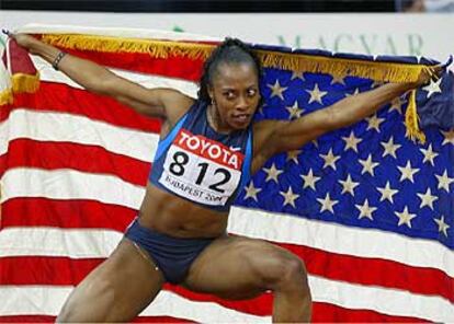 Gail Devers, feliz con la bandera estadounidense.