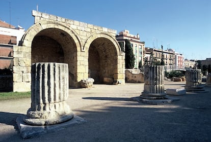 La que fuera antigua capital de Hispania en el siglo I a.C., es hoy un conjunto monumental de gran valor arqueológico, uno de los mejor conservados en la península Ibérica. Se trata de Tarraco, la ciudad romana sobre la que se asienta la actual Tarragona, a la que muchos denominan “Balcón del Mediterráneo”. Y es que esta urbe siempre estuvo abierta al mar, y un paseo por su muralla da fe de ello, de la Rambla Vella hacia Vía Augusta. Su espectacular anfiteatro, el Circo o la animada plaza de la Font son buenas paradas para conocer bien su ambiente y su pasado. Su calendario festivo es también parte de su acervo, como las Fiestas de Santa Tecla, cada septiembre, con los castells (castillos humanos) presidiendo las plazas y alimentando el orgullo. Pero también es importante pasarse por la torre romana del Petrori, por la playa de El Miracle o por la Casa Ripoll, ejemplo de una herencia modernista que reconcilia con el siglo XX.