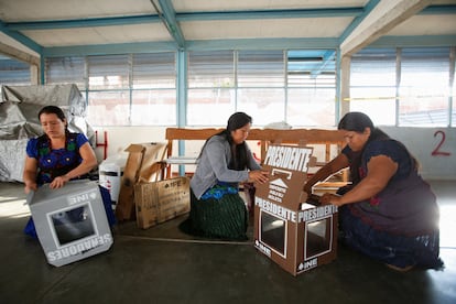 Un grupo de mujeres arman las urnas en San Bartolomé Quialana (Oaxaca).