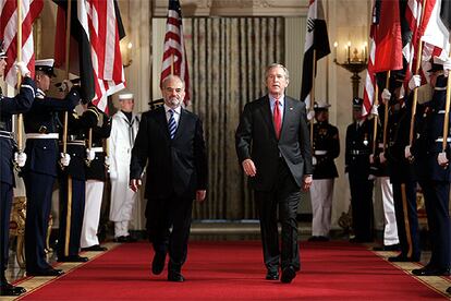 El presidente Bush y el primer ministro Yafari se dirigen a la sala este de la Casa Blanca para la rueda de prensa.