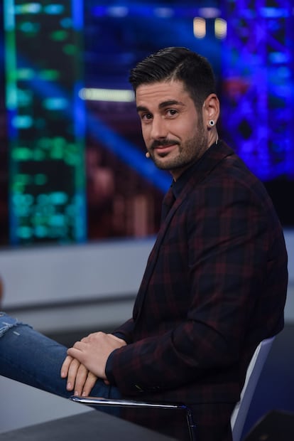 <strong>Melendi.</strong> El cantante confesó en el programa de Risto Mejide que con 17 años comenzó a tomar cocaína y que se considera adicto a las drogas. Ha tomado cocaína, alcohol y varios tipos de fármacos. "Yo soy adicto porque no puedo probarlo, soy un enfermo crónico", dijo. "Yo tuve una época en mi vida en la que las sustancias me despojaron de todo lo bueno que me inculcaron mis padres". Aunque confesó que a veces consume marihuana. “Me fumo uno de vez en cuando, pero no consumo absolutamente nada de lo demás".