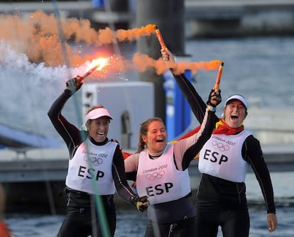 Las españolas encienden unas vengalas tras proclamarse campeonas.