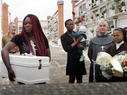 Una amiga de la madre de la víctima sostiene el ataúd de la pequeña Hope en el cementerio de Tarifa.