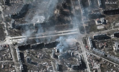 Imagen de satélite que muestra edificios en llamas en Mariupol el 22 de marzo. El asedio y bombardeo de la ciudad portuaria continúa reduciendo día a día la resistencia de las fuerzas ucranias que permanecen en el centro de la ciudad, con combates calle a calle por el control de cada zona entre ambos bandos, según informa el Instituto de Estudios para la Guerra (ISW).