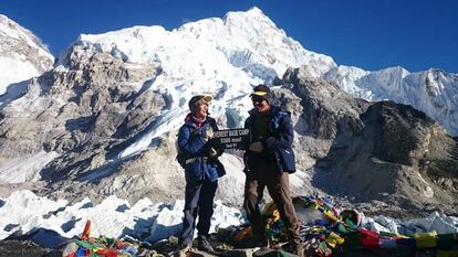 PK Sherpa y su hijo en uno de los campos base del Everest.