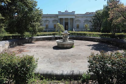 Una de las fuentes frente a la fachada del Palacio Nuevo, en el interior de la Finca Vista Alegre.