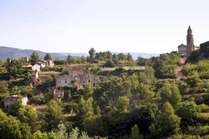 Panorámica de los restos abandonados del inquietante pueblo de la Pobla de Marmellar.