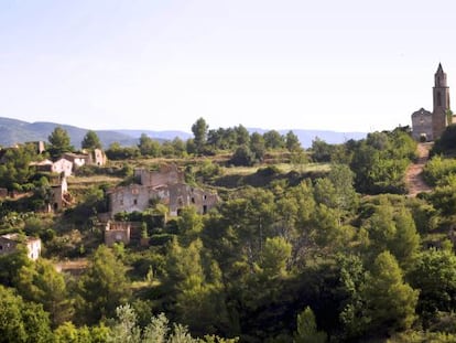 Panor&aacute;mica de los restos abandonados del inquietante pueblo de la Pobla de Marmellar.