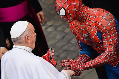Un hombre con un disfraz del personaje Spider-Man, que actúa en hospitales para niños enfermos, entrega una máscara al papa Francisco al final de la audiencia general semanal, en el Vaticano.