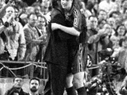 Jordi Cruyff y su padre, Johan, se abrazan en el Camp Nou en 1996.