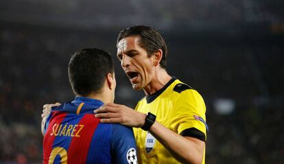 El árbitro Deniz Aytekin dialoga con Suárez en el Barça-PSG.