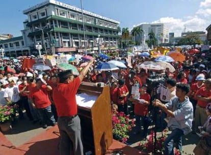 En torno a 15.000 personas se han manifestado en Zamboanga, de mayoría cristiana, contra el acuerdo alcanzado entre el Gobierno filipino y los separatistas musulmanes.