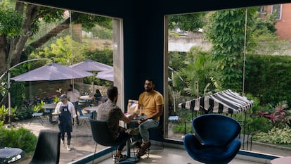 Clientes no café da loja de luxo Maison 11, em Caracas, Venezuela.