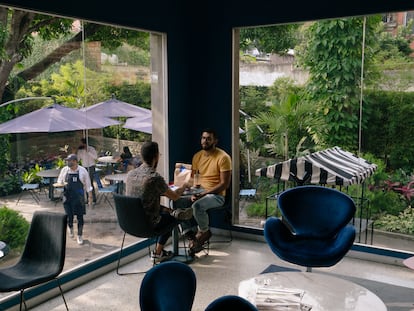 Clientes no café da loja de luxo Maison 11, em Caracas, Venezuela.