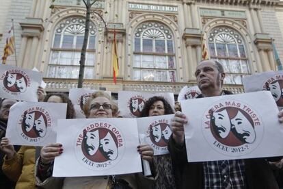 Unos 150 trabajadores se concentran frente al Liceo de Barcelona para exigir a la empresa diálogo.