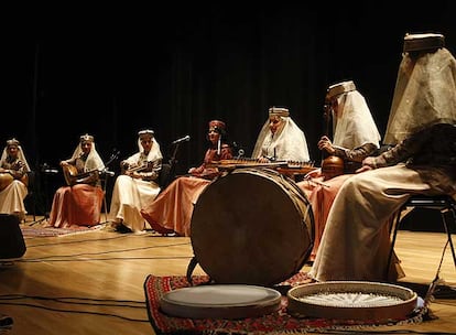 Las siete integrantes del grupo iraní Mehr, durante su actuación ayer en el colegio Calasancio.