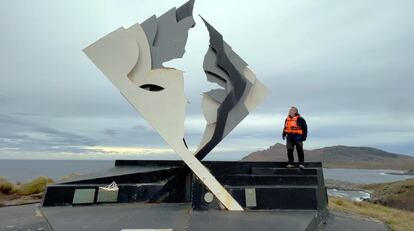 Paco Nadal en el monumento del cabo de Hornos, en la Patagonia Chilena.