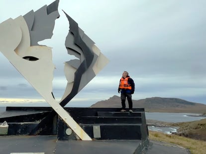 Paco Nadal en el monumento del cabo de Hornos, en la Patagonia Chilena.