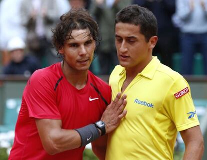 Nadal saluda a Almagro tras el partido.