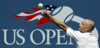 Agassi sirve en el último partido de su carrera, en el US Open de 2006.