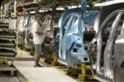 Un operario, en la cadena de montaje del Opel Meriva en la planta de General Motors en Figueruelas. EFE/Archivo