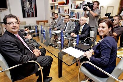 La consejera de Educación María José Catalá con los rectores de las universidades.