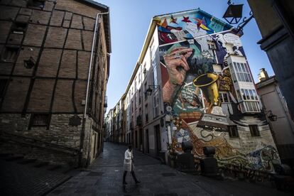 Vista de un mural en una de las calles del casco viejo de Vitoria.