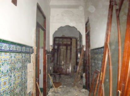Imagen del interior del inmueble de la calle de la Reina adquirido por la empresa pública Cabanyal 2010 después de que se arrancaran puertas y azulejos.