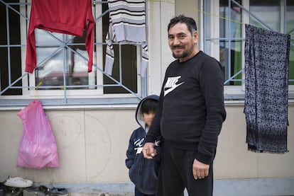 Los refugiados afganos Nur Ahmet, de 55 años, y su nieto Abulfaz, de 5, en el campo de detención de Fylakio (Grecia), adonde fueron enviados tras haber cruzado ilegalmente la frontera greco-turca.