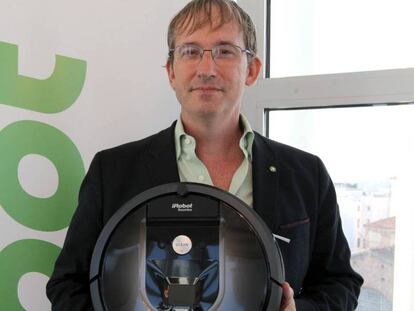 Colin Angle, fundador y consejero delegado de iRobot, con una Roomba.