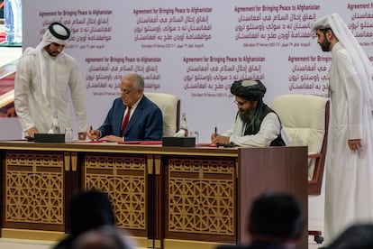 Los jefes de los equipos negociadores de EE UU y los talibanes durante la firma del acuerdo en Doha (Qatar).