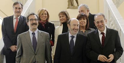 Rubalcaba, entre Emilio Ontiveros y Javier Solana en el Círculo de Bellas Artes de Madrid. Tras ellos, Valeriano Gómez, Elena Valenciano y Cristina Narbona, entre otros.