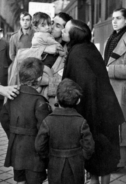 Madrid, 25 de noviembre de 1941. Despedida de la familia en la Estación del Norte de la primera expedición de productores españoles que van a trabajar a Alemania.