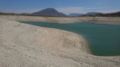 La presa Benito Juárez se encuentra en el istmo de Tehuantepec, en el municipio de Santa María Jalapa del Marqués, a unos 220 kilómetros de la capital de Oaxaca