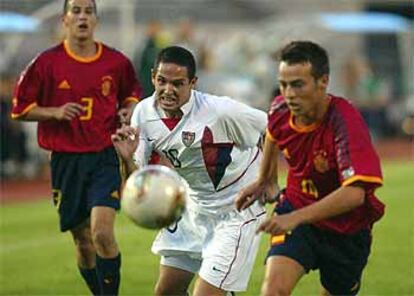 El estadounidense Guillermo Gonzalez, a la izquierda, pugna por un balón con Silva en presencia de Llorente.