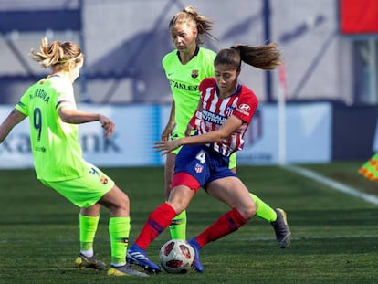 Lola Alexandrei, del Atlético, controla el balón ante Mariona Caldentey, del Barcelona. 