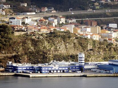 Factoría de Pescanova en la ría de Vigo. El grupo gallego mueve la cuarta parte del mercado español de productos de la pesca.