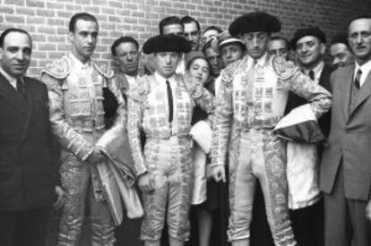Pepe Luis Vázquez posa entre Manolete (derecha) y El Estudiante, en 1940.