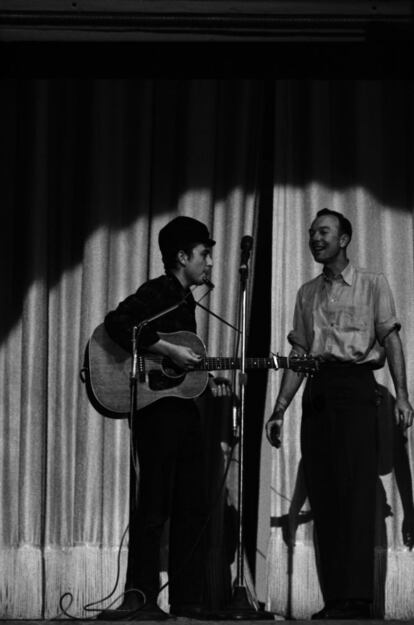 Dos leyendas comparten escenario. Pete Seeger (a la derecha) presenta a Bob Dylan (izquierda) en el Carnagie Hall de Nueva York el 22 de septiembre de 1962.