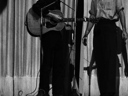 Pete Seeger (a la dreta) amb Bob Dylan en el Carnagie Hall de Nova York, l'any 1962.