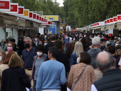 Visitantes acuden el miércoles 22 de septiembre a la Feria del Libro de Madrid, en el Paseo de Coches del Retiro.