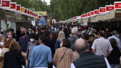 Visitantes acuden el miércoles 22 de septiembre a la Feria del Libro de Madrid, en el Paseo de Coches del Retiro.