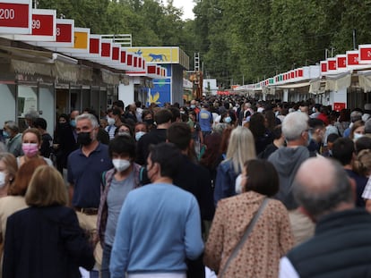 Visitantes acuden el miércoles 22 de septiembre a la Feria del Libro de Madrid, en el Paseo de Coches del Retiro.