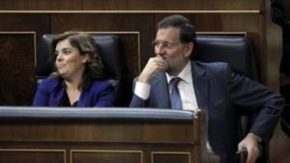El presidente del Gobierno, Mariano Rajoy, junto a la vicepresidenta, Soraya Sáenz de Santamaría. EFE/Archivo